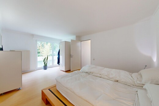 zimmer / schlafzimmer mit außenzugang, inside property, natural light, natürliches licht, und drywall