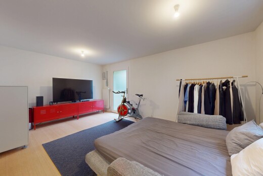 zimmer / schlafzimmer mit fernseher, inside property, gipskartonwand, drywall, und holzfußboden