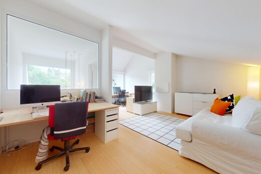 wohnzimmer mit fernseher, inside property, wood finish floor, holzfußboden, und natural light