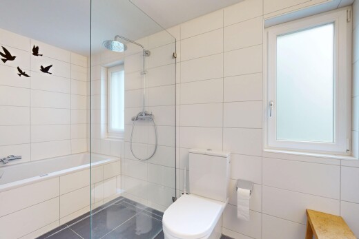 bad mit dusche, fliesenwand, tile wall, inside property, und komplettes badezimmer