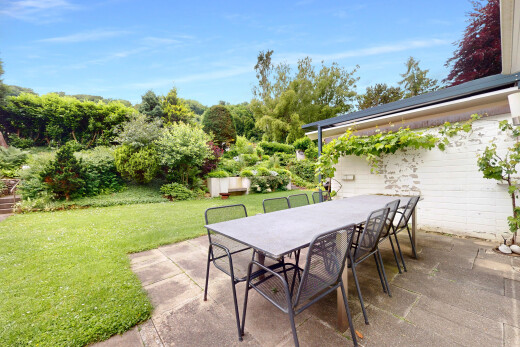 terrasse mit terrasse, essbereich im freien, rasen, und day time