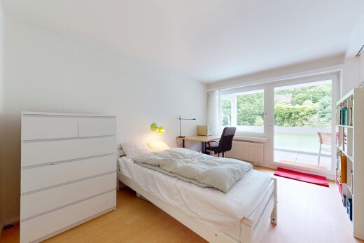 zimmer / schlafzimmer mit kühler, außenzugang, inside property, natural light, und natürliches licht
