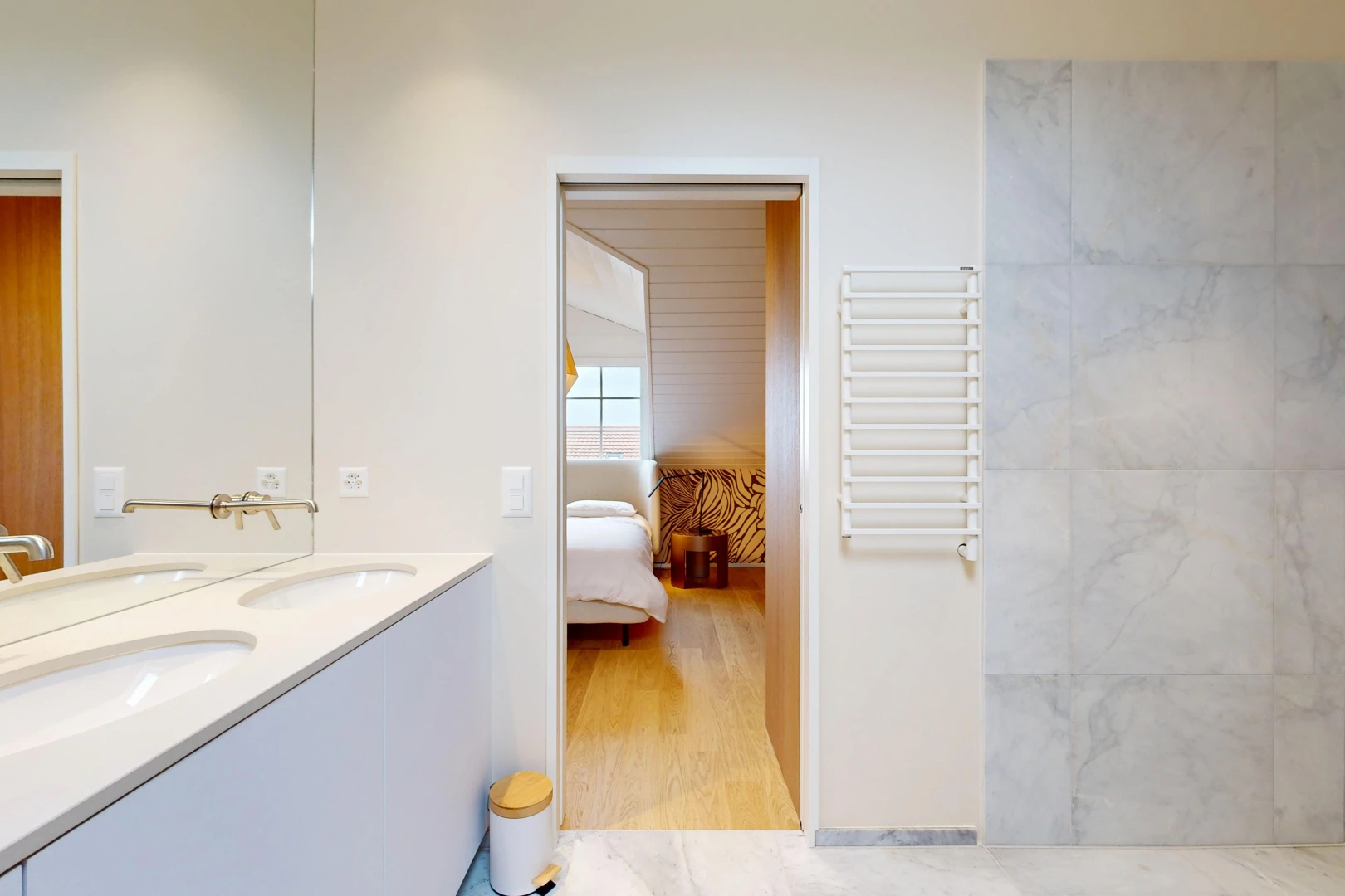 salle de bains avec radiateur, salle de bain complète, light floor, salle de bain attenante, et drywall