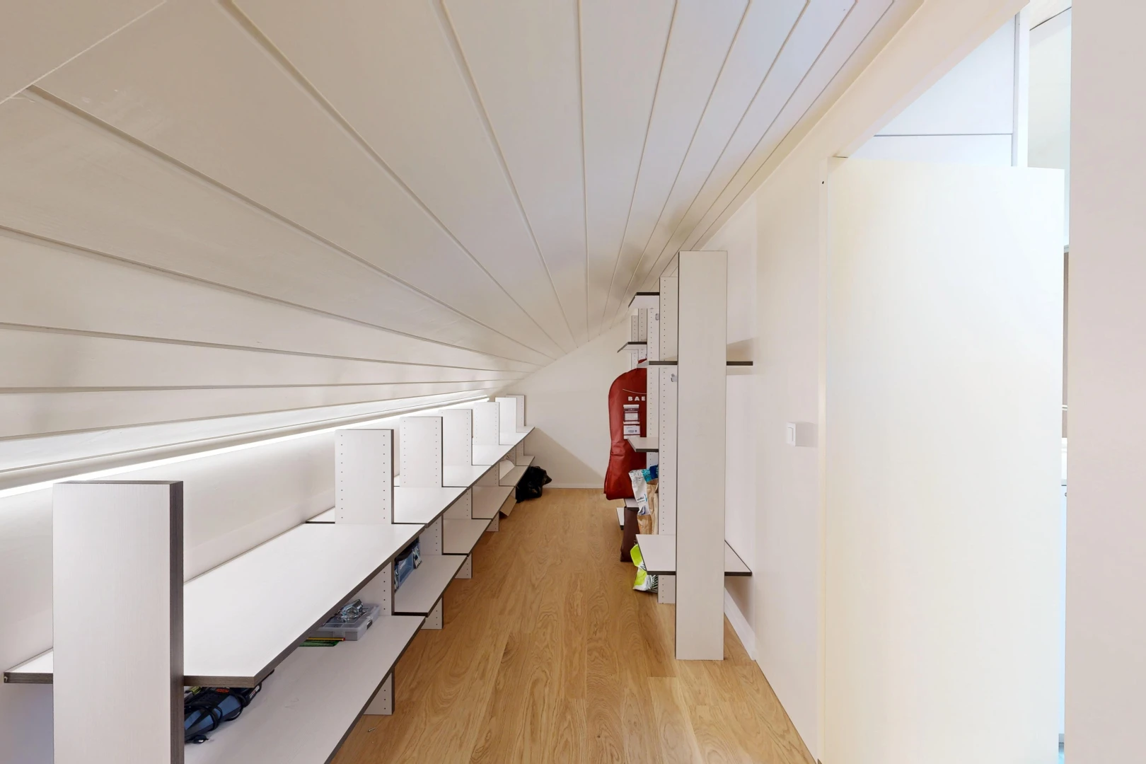 chambre avec drywall, cloison sèche, wood finish floor, sol en finition bois, et inside property