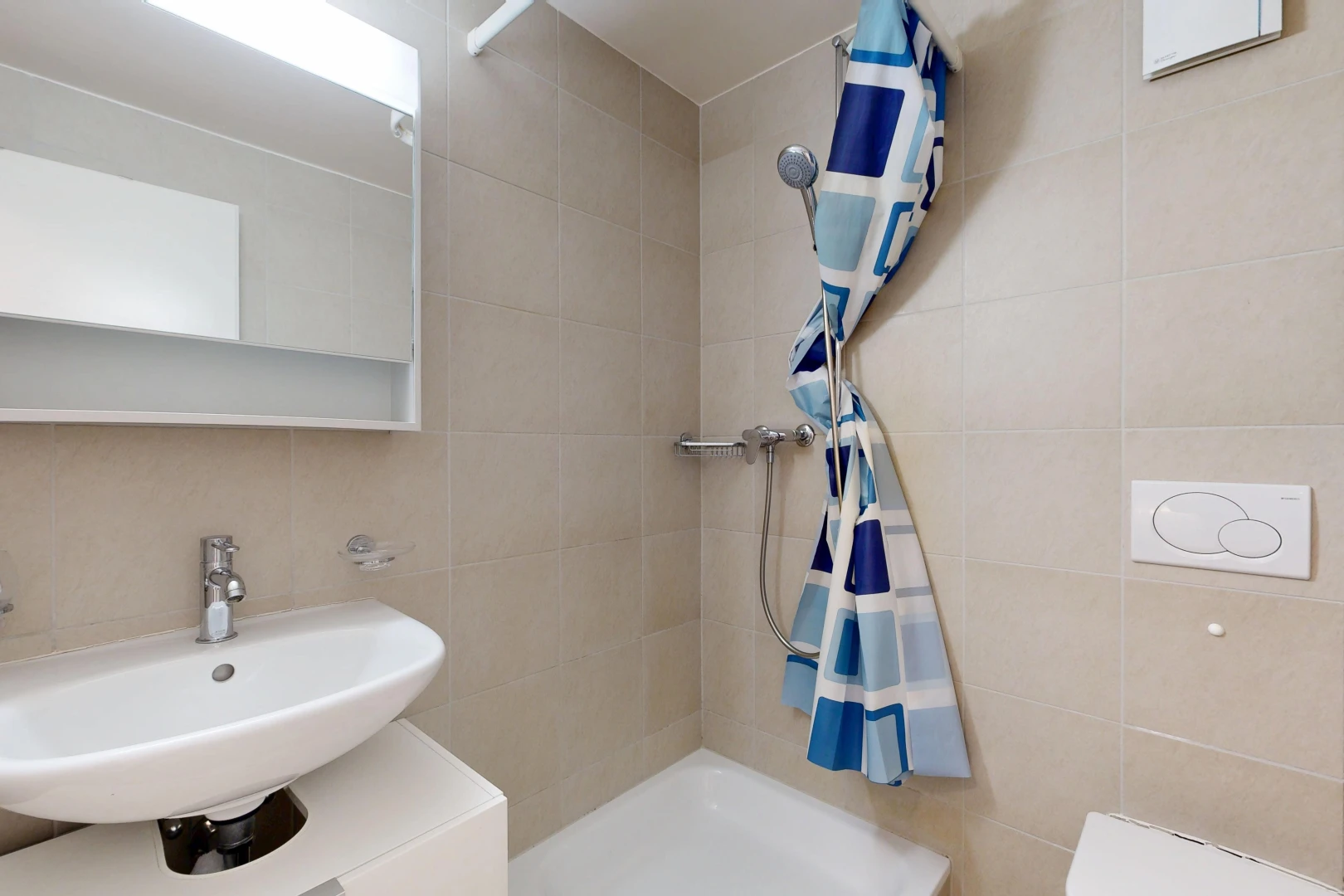 salle de bains avec évier, salle de bain complète, douche, miroir, et tile wall