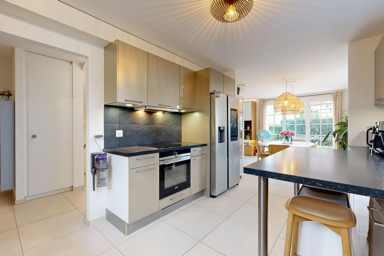 cuisine avec dark countertops, plans de travail, réfrigérateur, light floor, et four