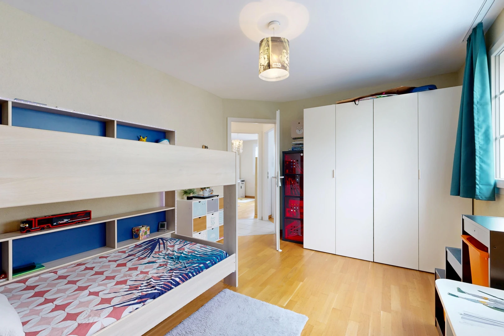 chambre avec placard, sol en finition bois, wood finish floor, cloison sèche, et drywall
