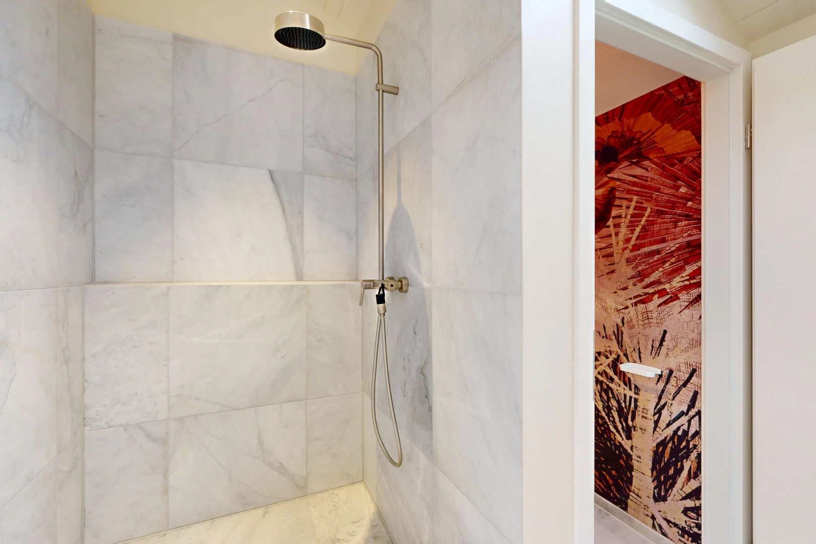 salle de bains avec douche, salle de bain complète, et inside property