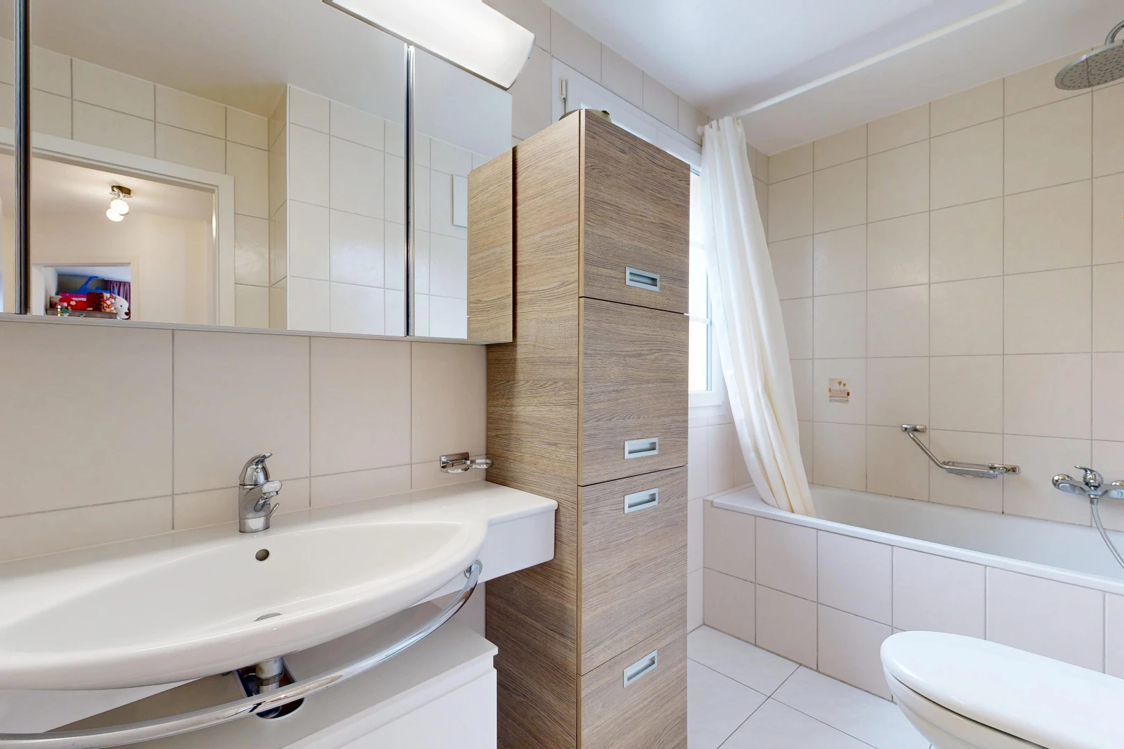 salle de bains avec tile wall, mur en carrelage, évier, miroir, et salle de bain complète
