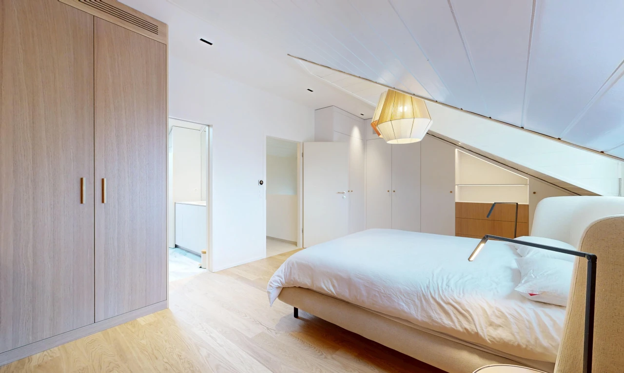chambre avec drywall, cloison sèche, wood finish floor, sol en finition bois, et light floor