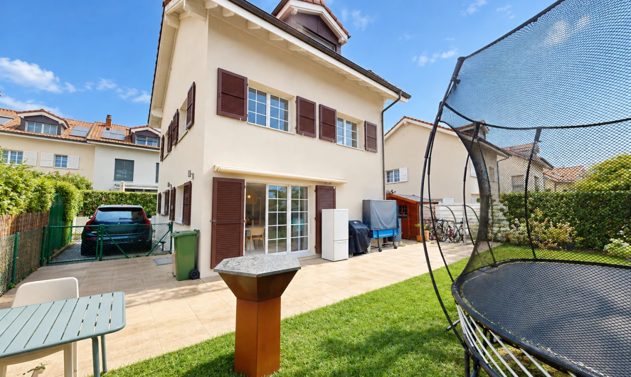 façade avec clôture, property visible, trampoline, pelouse, et terrasse