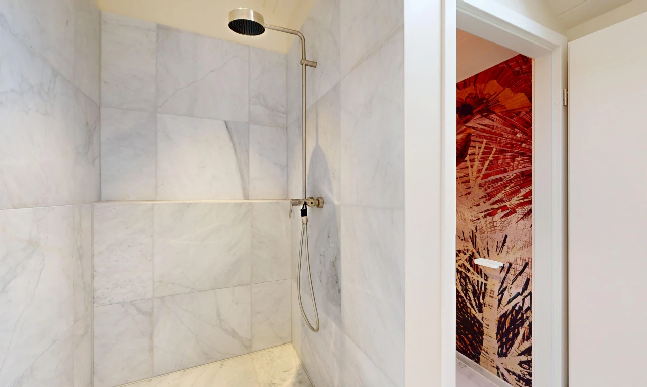 salle de bains avec douche, salle de bain complète, et inside property