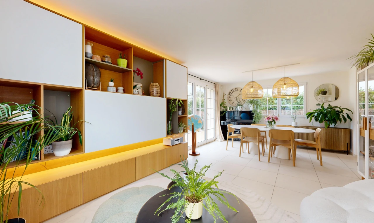salon / salle à manger avec accès à l'extérieur, inside property, drywall, et cloison sèche