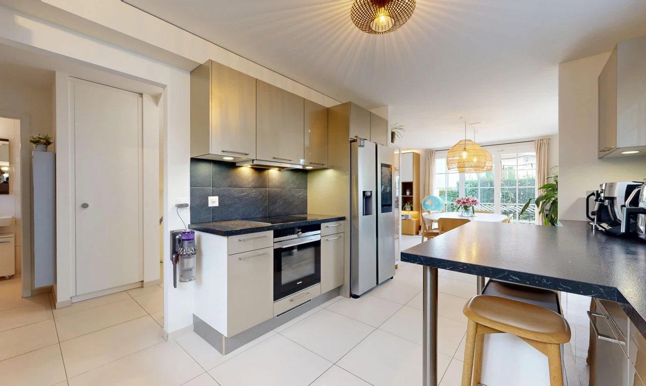 cuisine avec dark countertops, plans de travail, réfrigérateur, light floor, et four