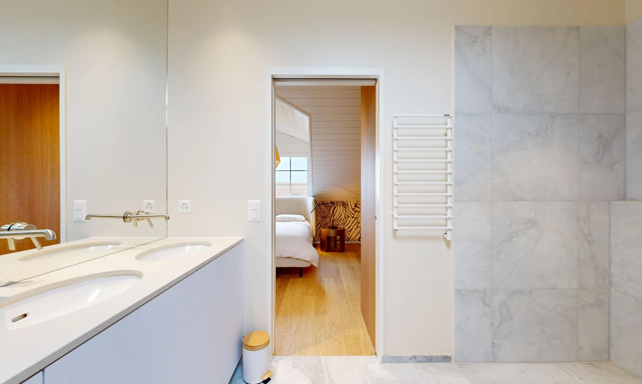 salle de bains avec radiateur, salle de bain complète, light floor, salle de bain attenante, et drywall