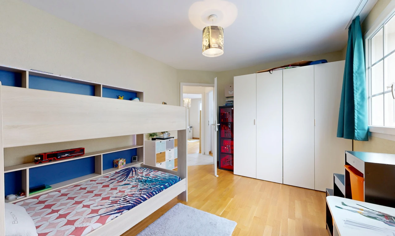 chambre avec placard, sol en finition bois, wood finish floor, cloison sèche, et drywall