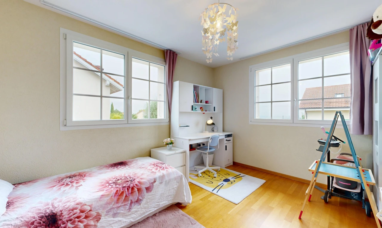 chambre avec lumière naturelle, wood finish floor, sol en finition bois, espace bureau, et drywall