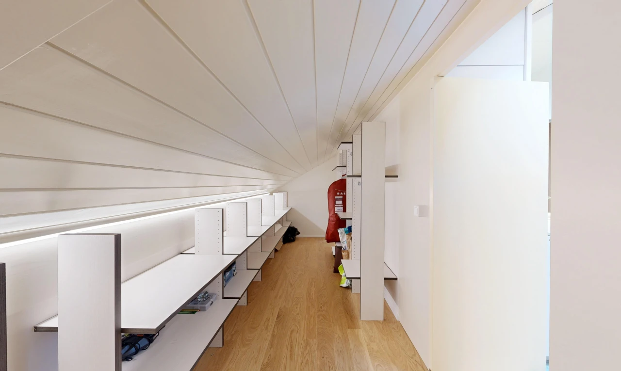 chambre avec drywall, cloison sèche, wood finish floor, sol en finition bois, et inside property