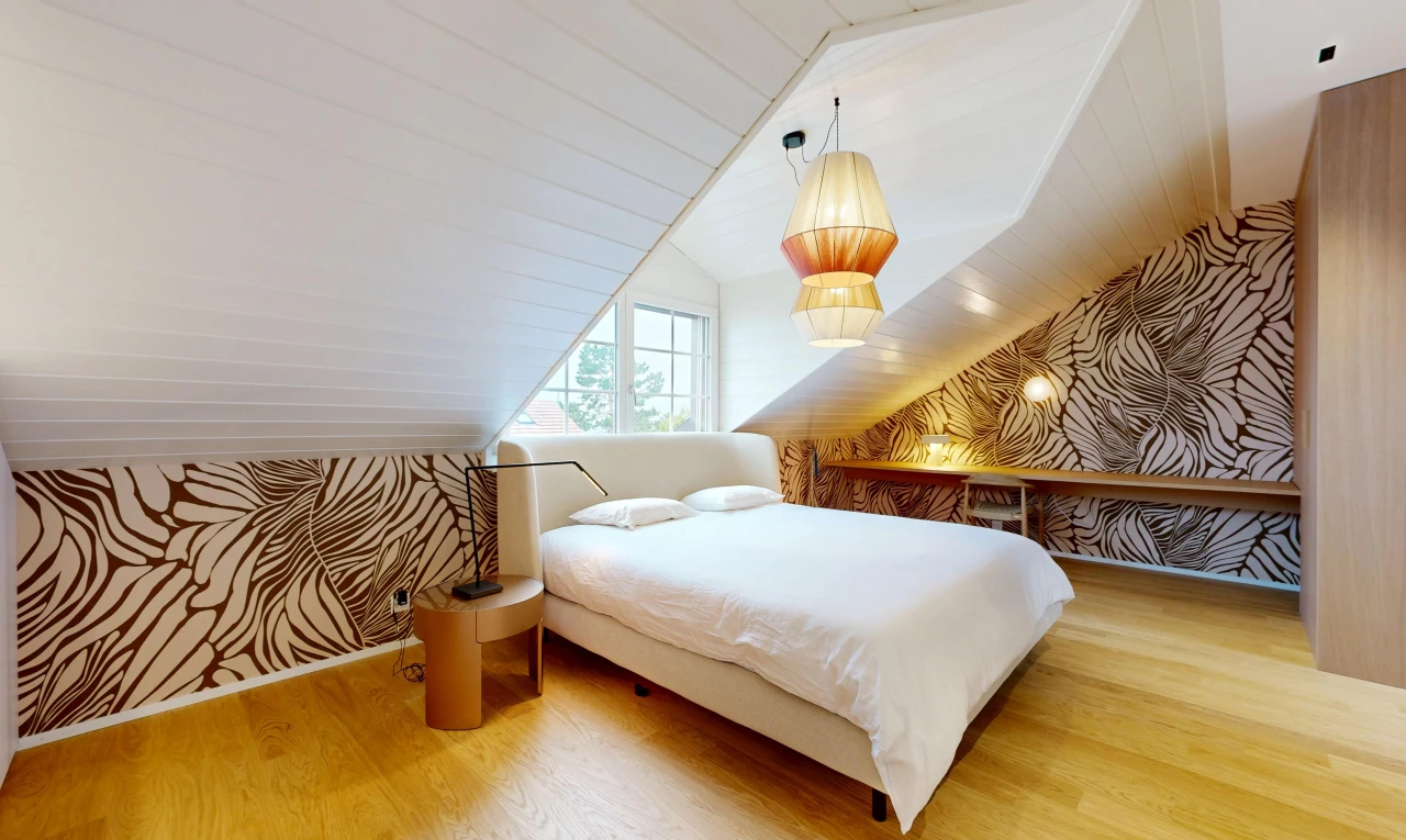 chambre avec plafond voûté, vaulted ceiling, sol en finition bois, wood finish floor, et inside property