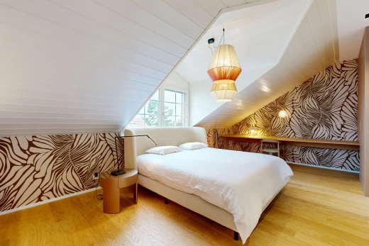 chambre avec plafond voûté, vaulted ceiling, sol en finition bois, wood finish floor, et inside property