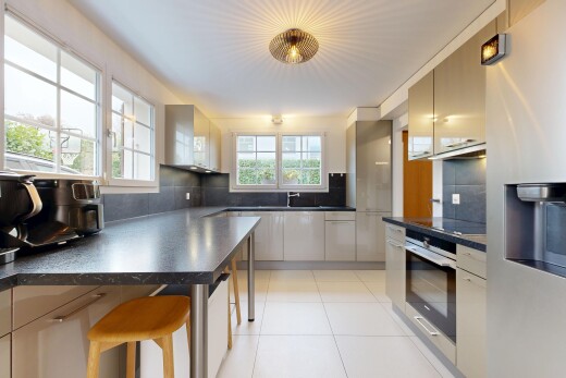 küche mit kühlschrank, arbeitsplatten, dark countertops, natürliches licht, und light floor