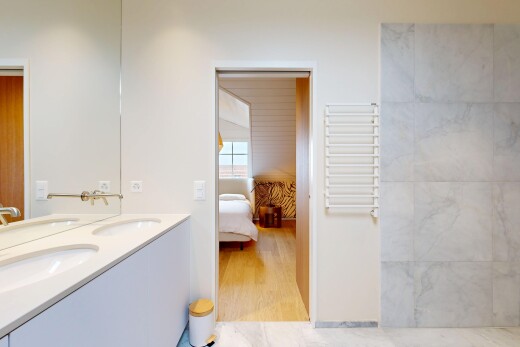 bad mit kühler, komplettes badezimmer, light floor, bad angrenzend schalfzimmer, und drywall