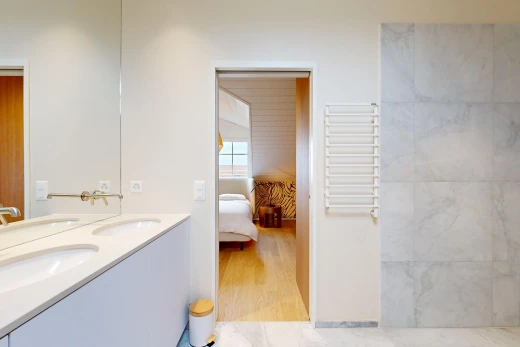 salle de bains avec radiateur, salle de bain complète, light floor, salle de bain attenante, et drywall