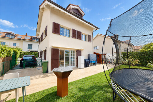 außenansicht mit zaun, property visible, trampolin, rasen, und terrasse