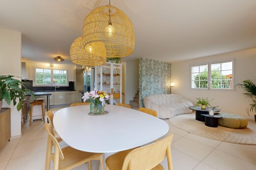 wohn- / esszimmer mit drywall, gipskartonwand, treppen, light floor, und pendelleuchte