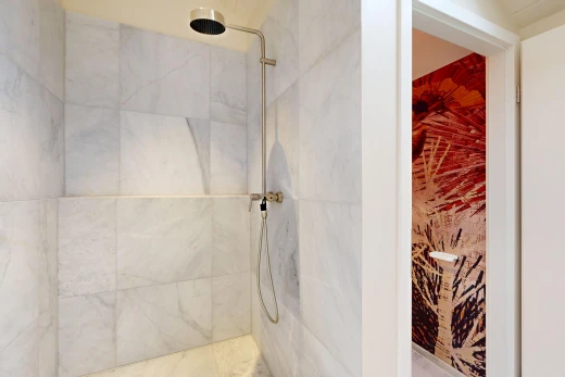 salle de bains avec douche, salle de bain complète, et inside property