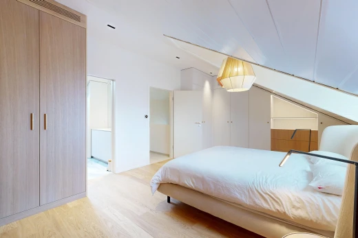 chambre avec drywall, cloison sèche, wood finish floor, sol en finition bois, et light floor