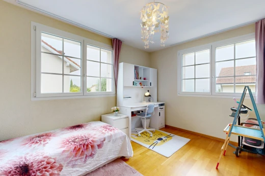 chambre avec lumière naturelle, wood finish floor, sol en finition bois, espace bureau, et drywall