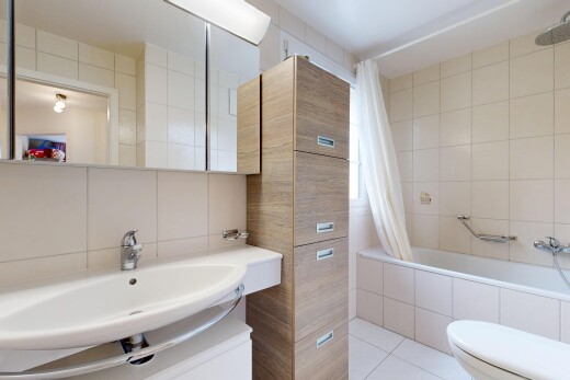 bad mit tile wall, fliesenwand, waschbecken, spiegel, und komplettes badezimmer