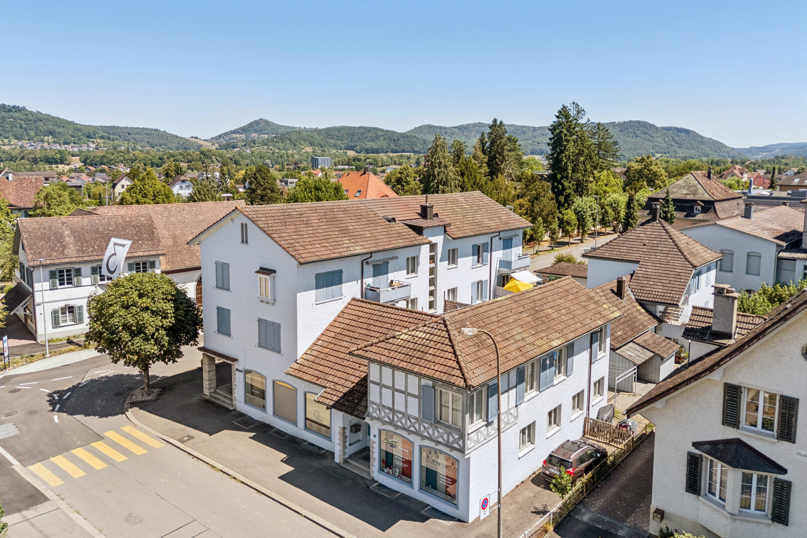 außenansicht mit drone view, day time, ziegeldach, mountain view, und blick auf die berge