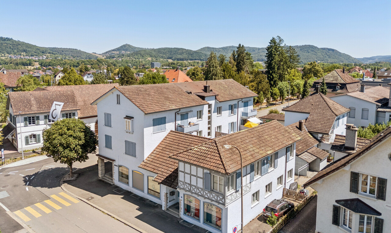 außenansicht mit drone view, day time, ziegeldach, mountain view, und blick auf die berge
