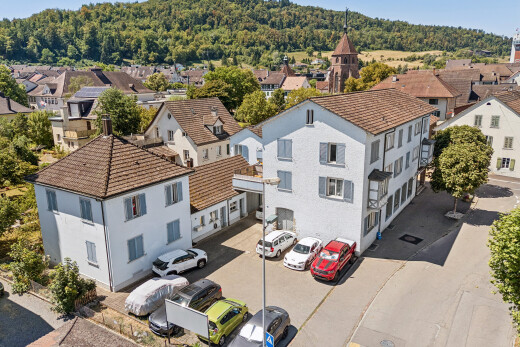 façade avec drone view, toit en tuiles, day time, parking, et residential view