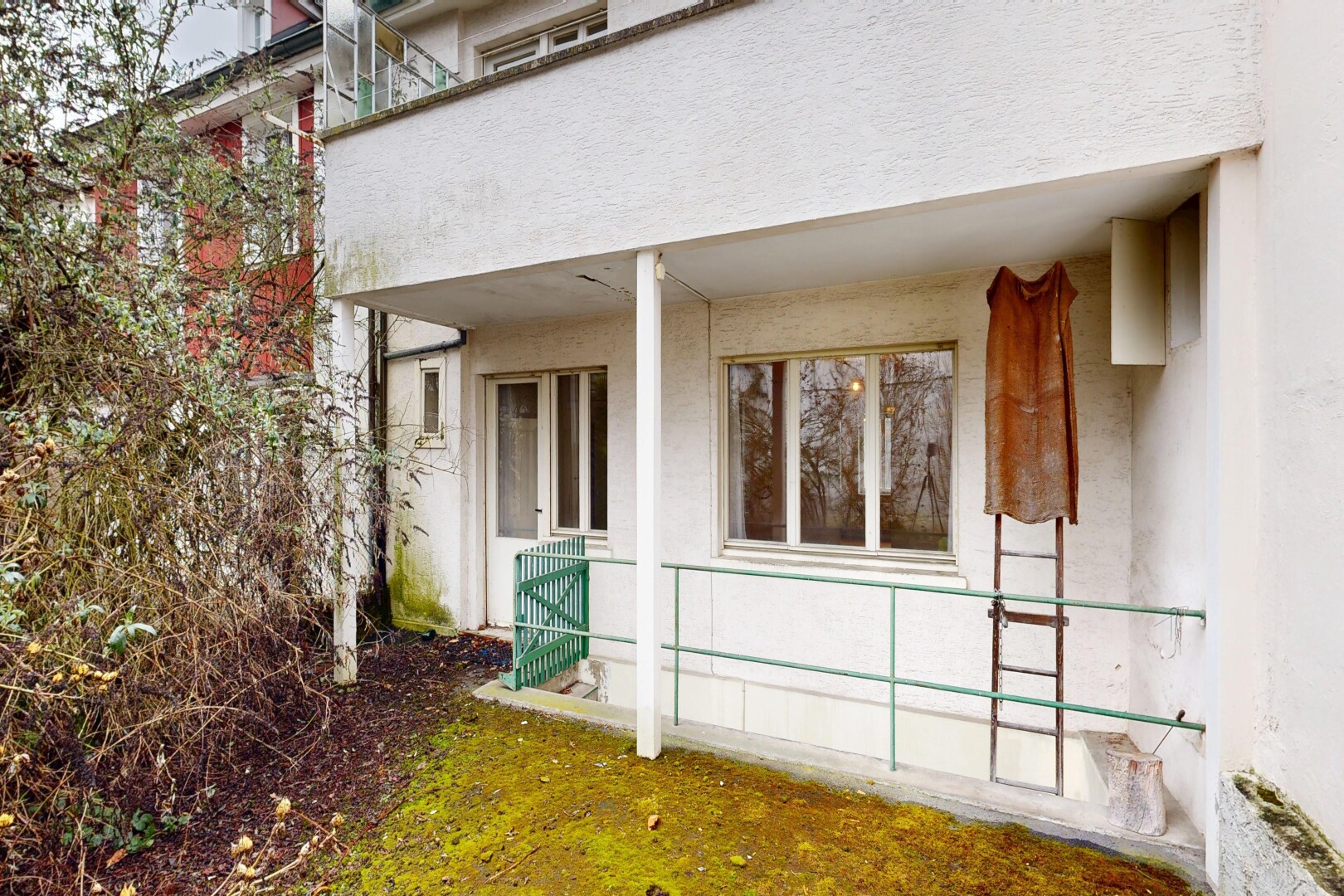 außenansicht mit property visible und stuckverkleidung