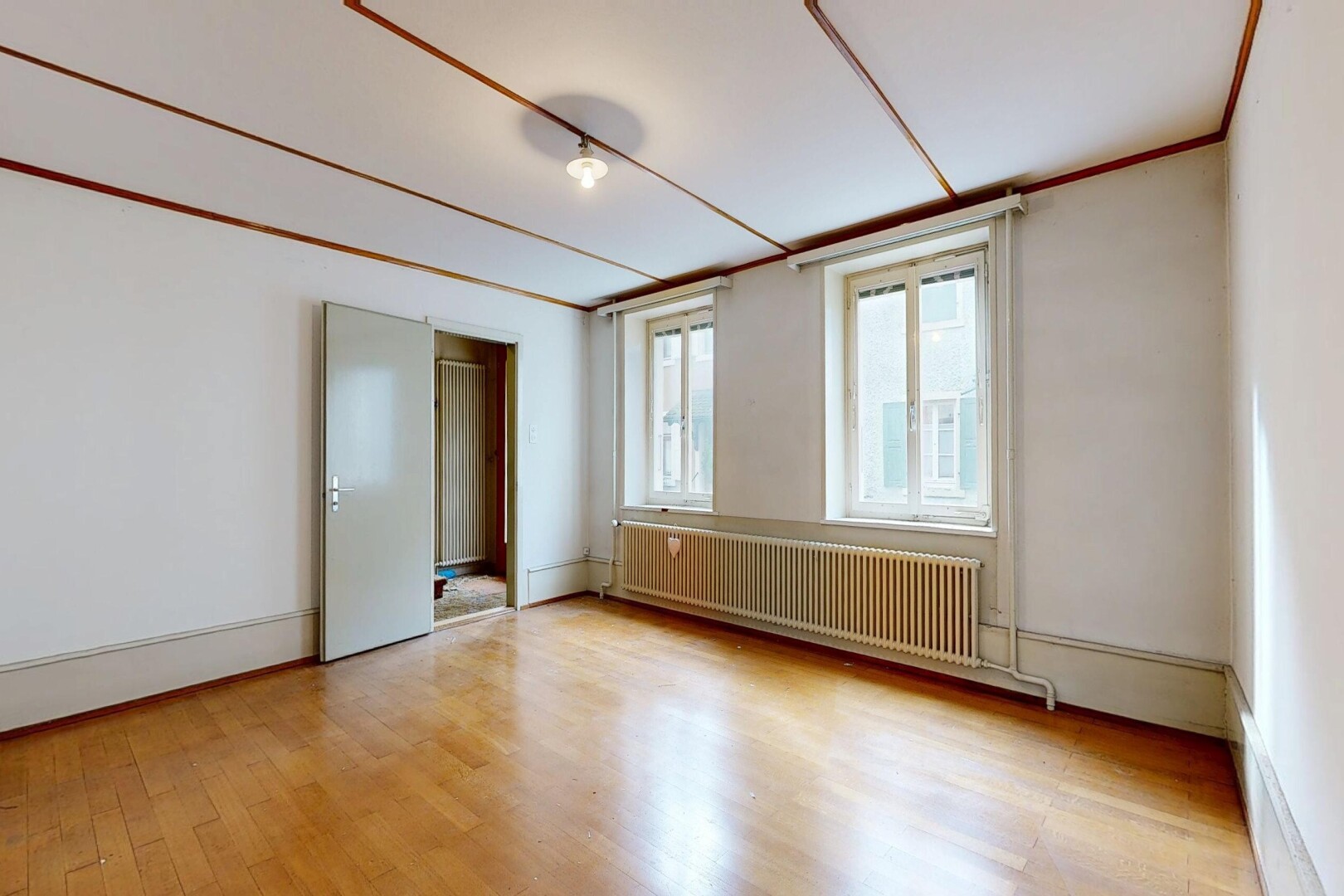 leerer raum mit holzfußboden, wood finish floor, kühler, inside property, und gipskartonwand
