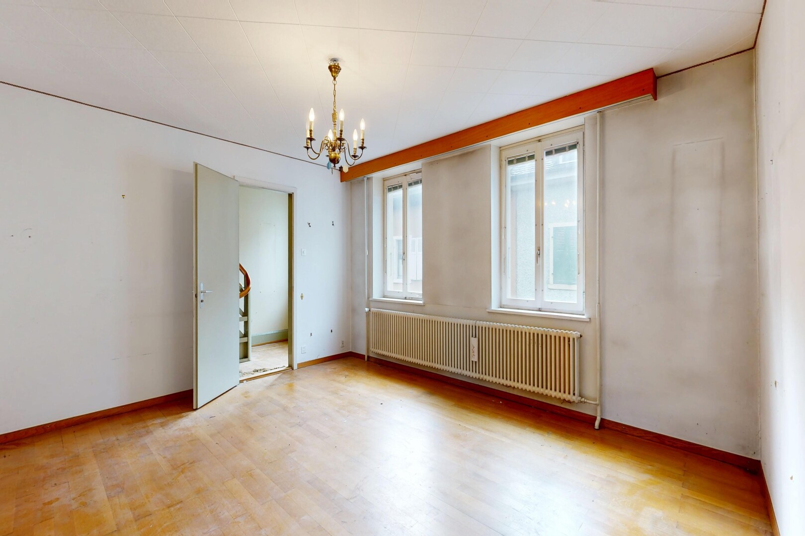 leerer raum mit gipskartonwand, drywall, kühler, inside property, und holzfußboden