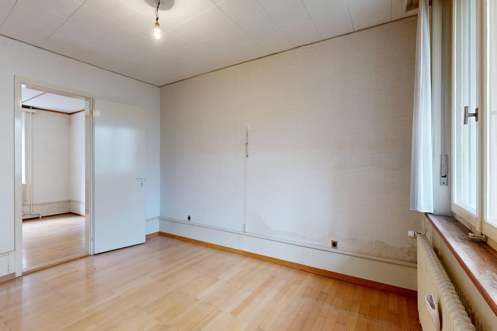 leerer raum mit kühler, inside property, wood finish floor, holzfußboden, und drywall