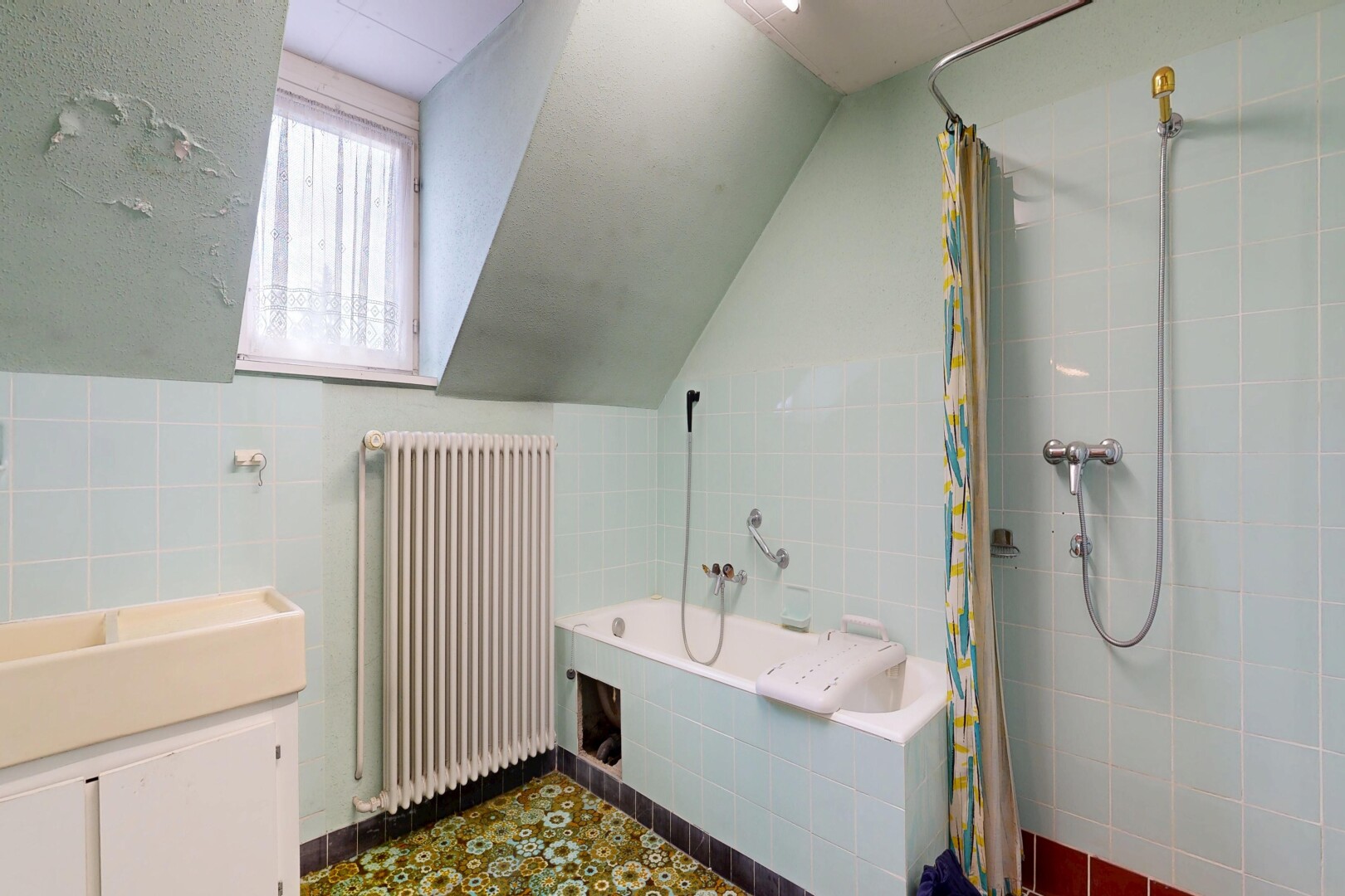 bad mit kühler, fliesenwand, tile wall, schminktisch, und inside property