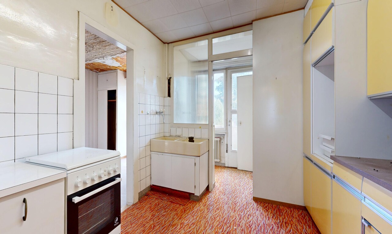 küche mit herd, light countertops, arbeitsplatten, white cabinets, und weiße schränke