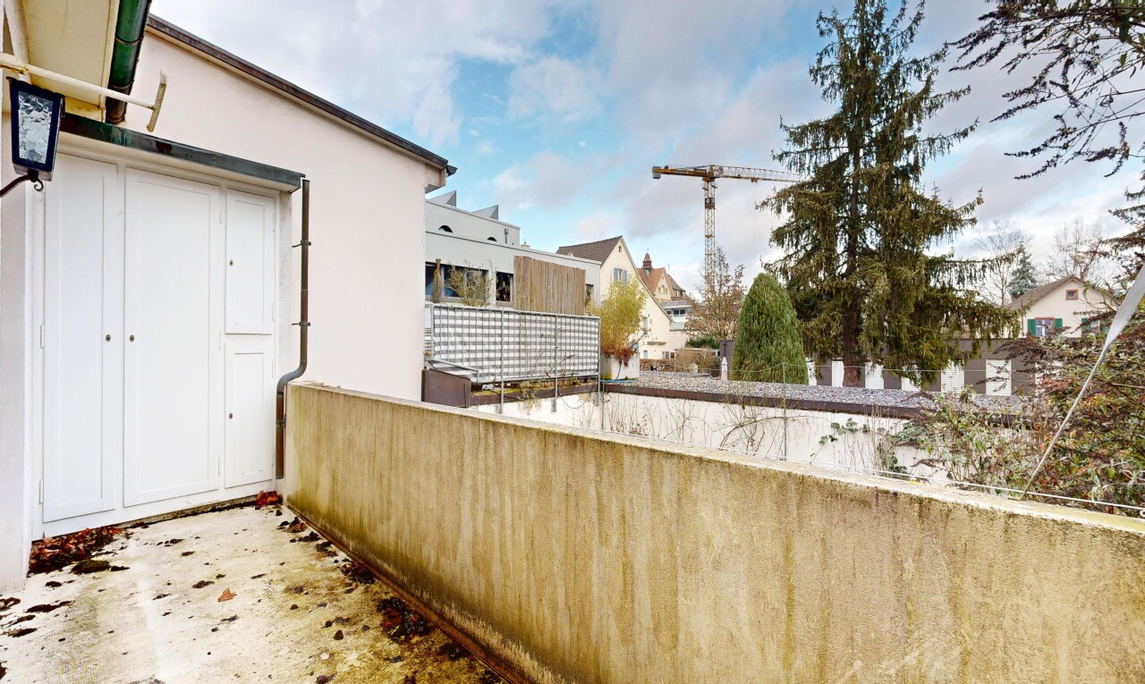 terrasse mit day time und balkon