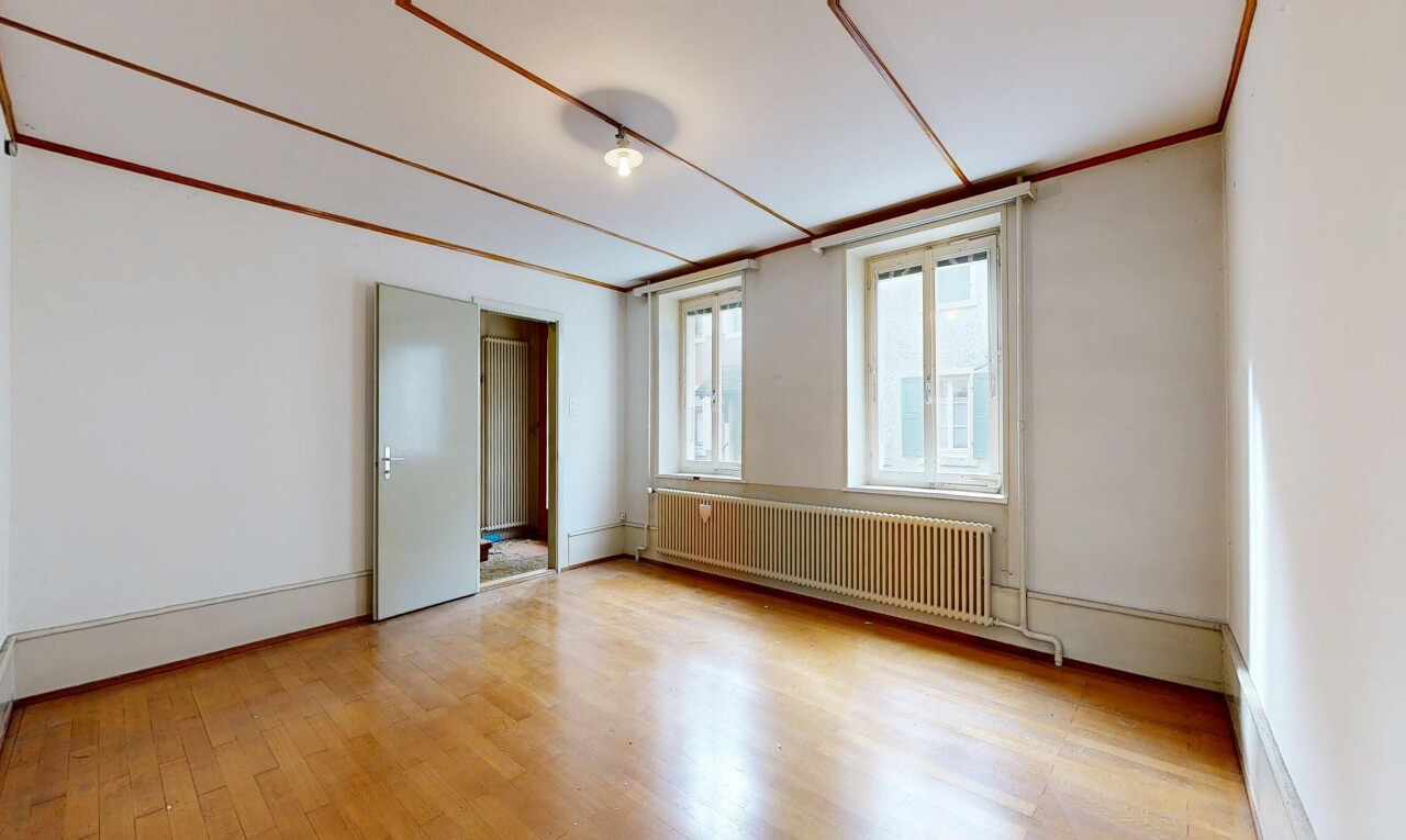 leerer raum mit holzfußboden, wood finish floor, kühler, inside property, und gipskartonwand