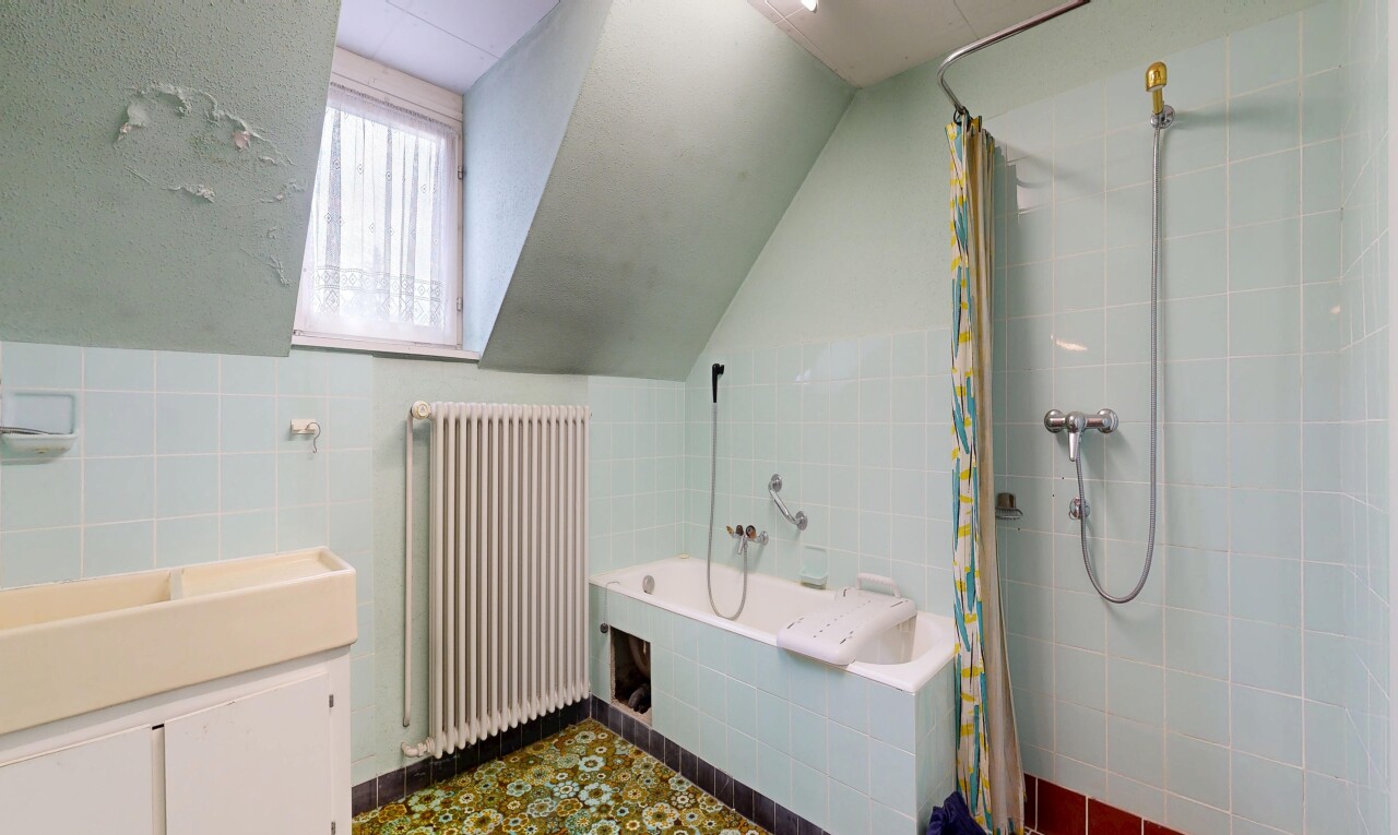 bad mit kühler, fliesenwand, tile wall, schminktisch, und inside property