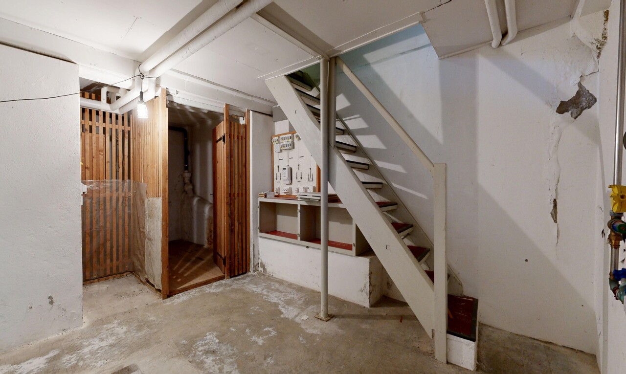 treppe mit unfinished concrete floor, concrete floor, betonboden, treppen, und inside property