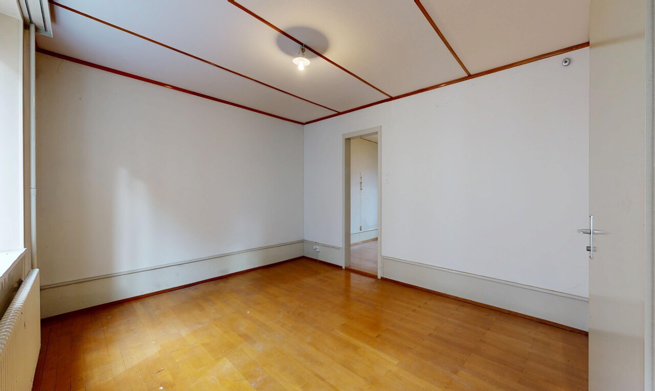 leerer raum mit gipskartonwand, drywall, holzfußboden, wood finish floor, und inside property