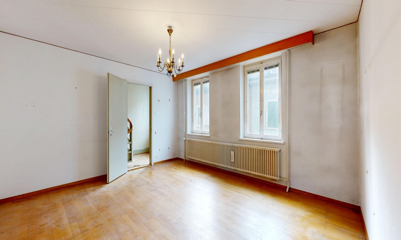 leerer raum mit gipskartonwand, drywall, kühler, inside property, und holzfußboden