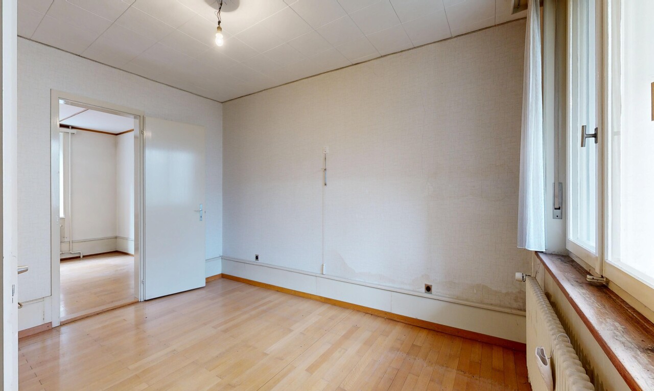leerer raum mit kühler, inside property, wood finish floor, holzfußboden, und drywall