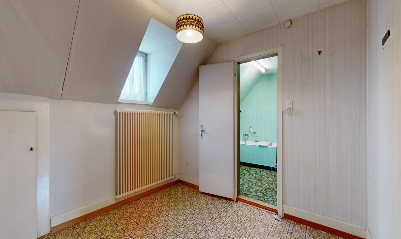 leerer raum mit kühler, inside property, vinylboden, vinyl floor, und niedrige decke